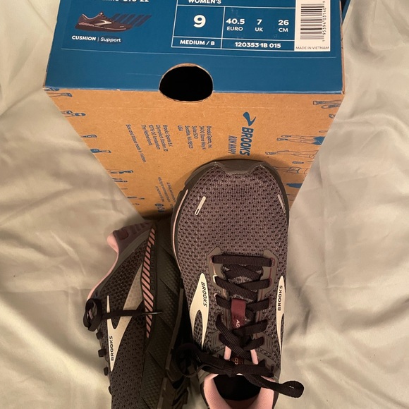 Brooks Black and Pink Athletic Shoes Sleek Design - Picture 2 of 9